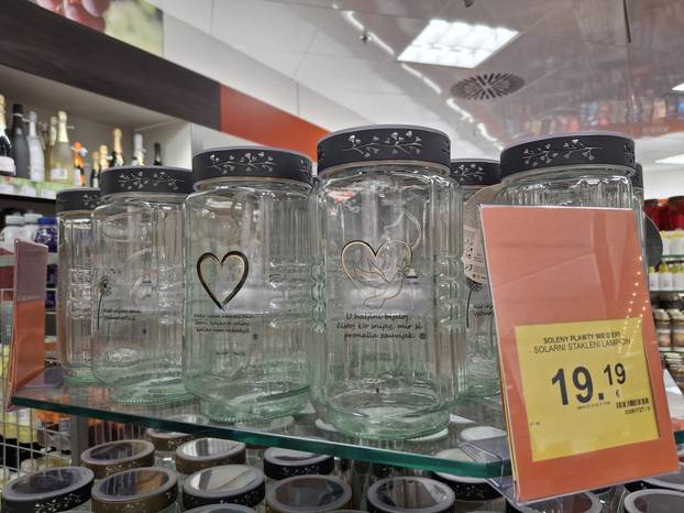 Ponuda lampiona u Mülleru na Trgu bana Jelačića