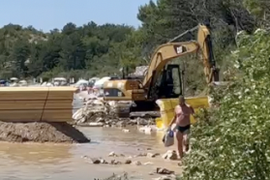 Radovi u Jadranovom na plaži