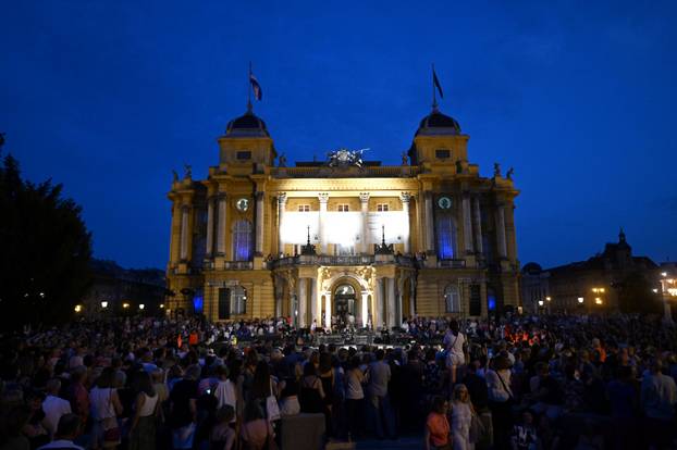 Zagreb:  Ispred HNK održan je Rock 'n' Roll koncert 