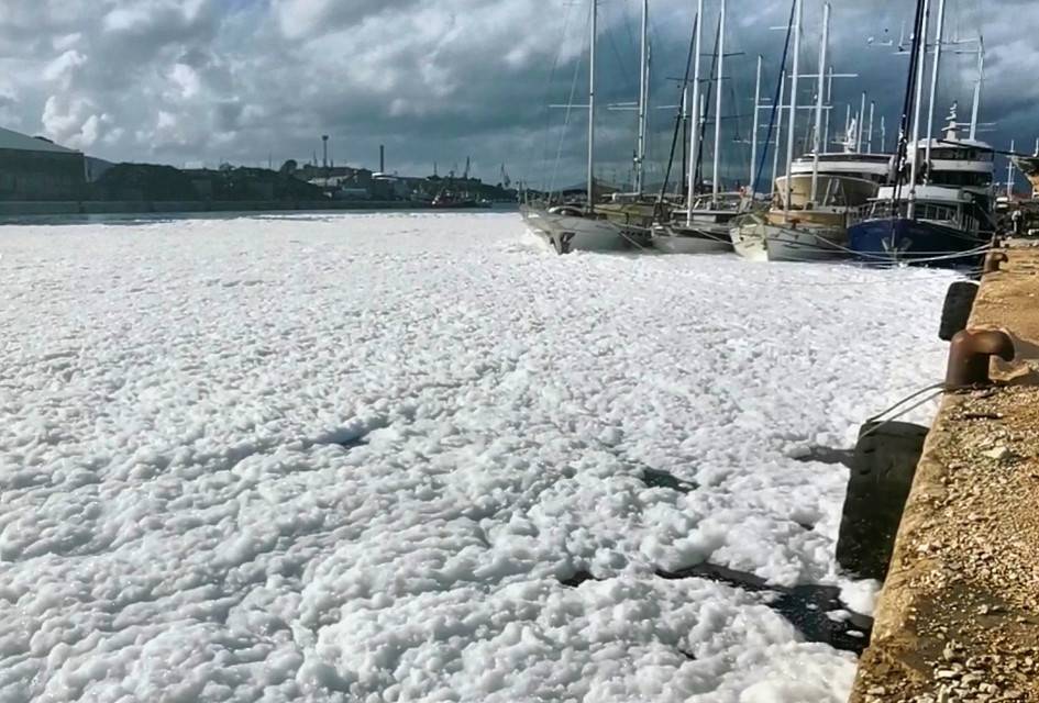 More se u Vranjicu uopće ne vidi od pjene: 'Moramo čekati da sve iscuri, nije opasno za okoliš'