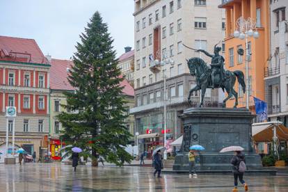 FOTO Stigao bor na Trg Josipa bana Jelačića: Diljem Zagreba postavili čak 81 božićno drvce