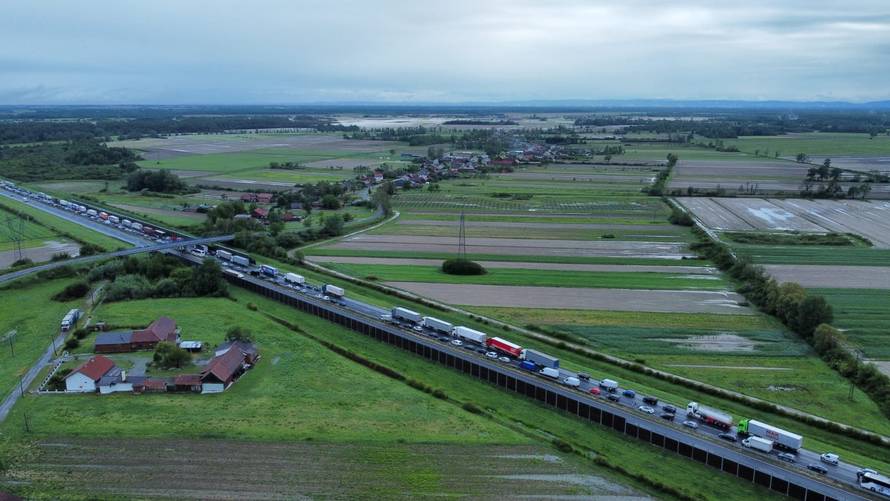 FOTKE IZ ZRAKA Zbog strašne nesreće na A3 prekinut promet