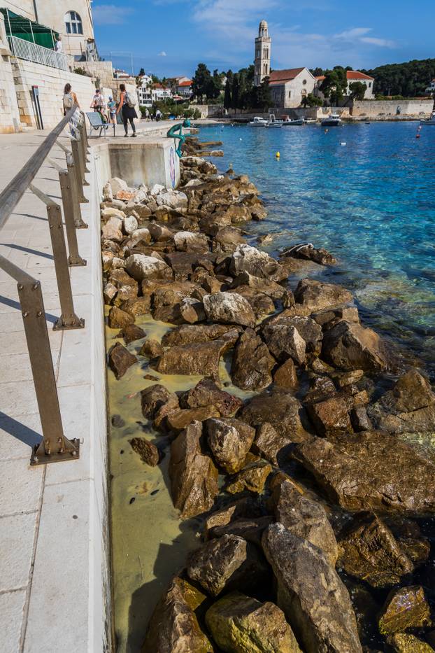 Na Hvaru došlo do onečišćenja mora nakon što je iz obližnje Inine pumpe iscurila velika količina nafte