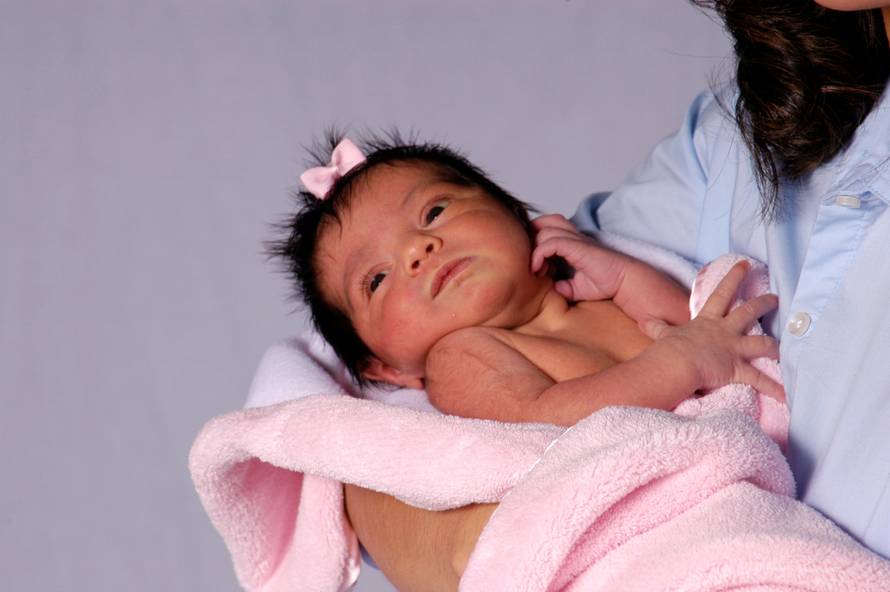 Evo zašto se neke bebe rađaju s kosom, a druge budu ćelave