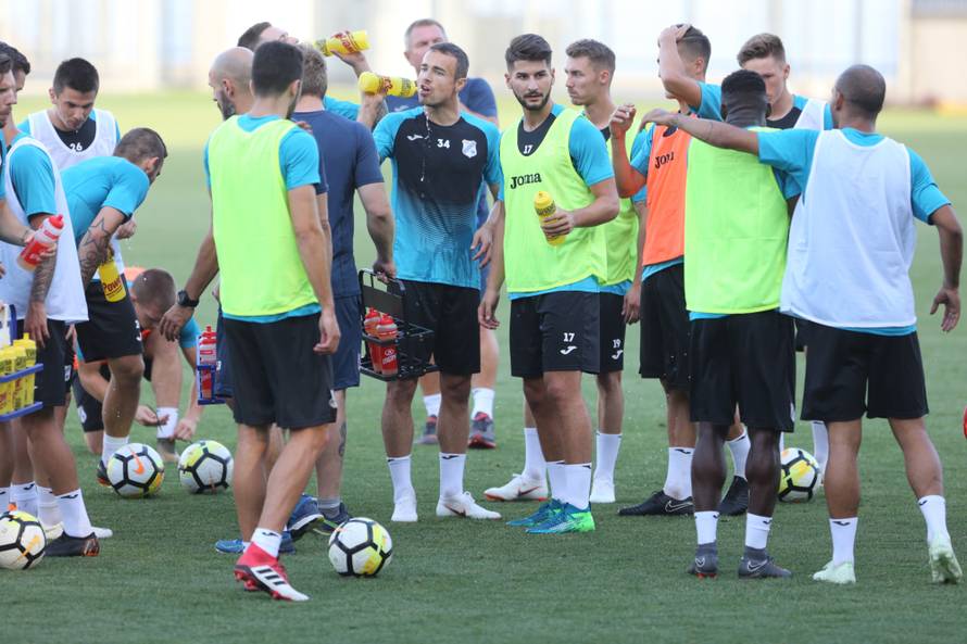 Vatreni su odradili prvi trening, 'stari' uvjerljivo dobili 'mlade'