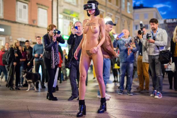 Rijeka: Performerica Milo Moire gola predvodila  okupljenu publiku do nove zgrade MMSU