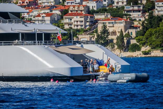 Turisti u obilasku grada Hvara uživaju u lijepom vremenu