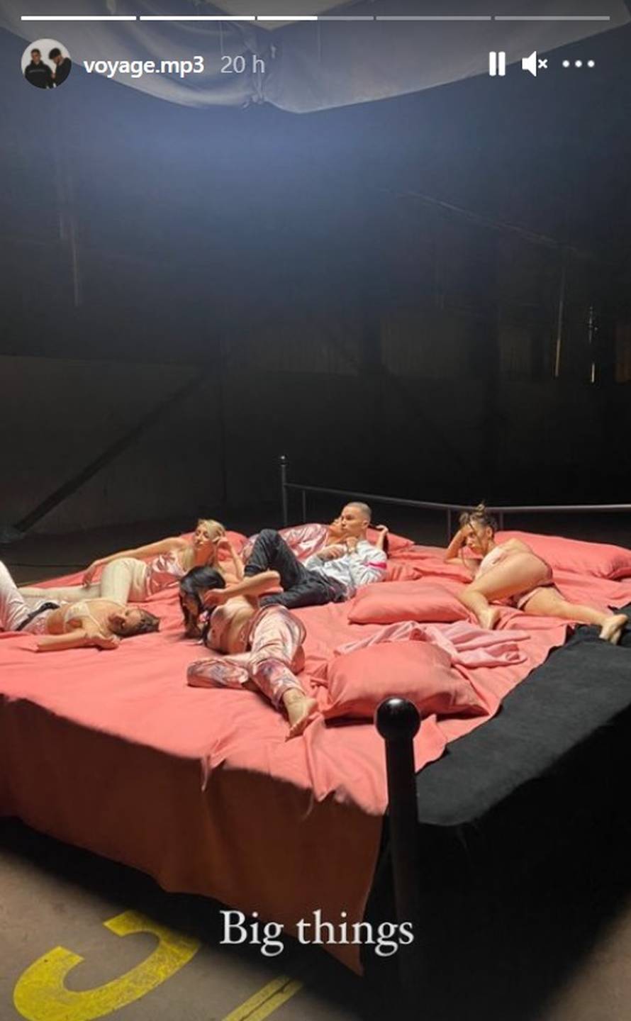 Voyage objavio fotografiju s pet žena u krevetu: Breskvica šuti