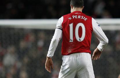 Golman Arsenala nakon gola ljubio kopačku van Persieja 