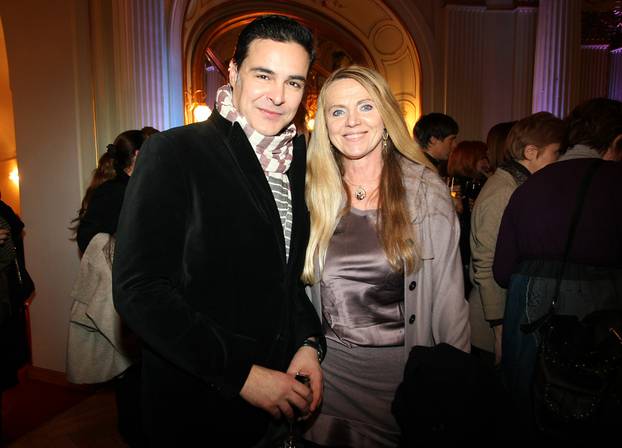 Zagreb: Domjenak za glumce organiziran je nakon premijere predstave Zagorka