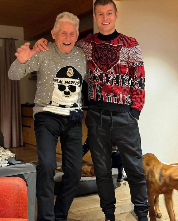 FOTO Kako se slavni nogometaši provode za Božić? Modrić s obitelji pozirao ispred bora...
