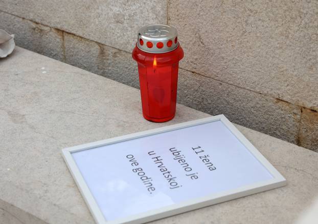 Šibenik: Molitelji krunice ispred Gradske uprave