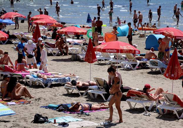 Turisti i građani uživaju u suncu i moru na Bačvicama