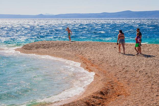 Olujna bura i jutro na plaži Zlatni rat