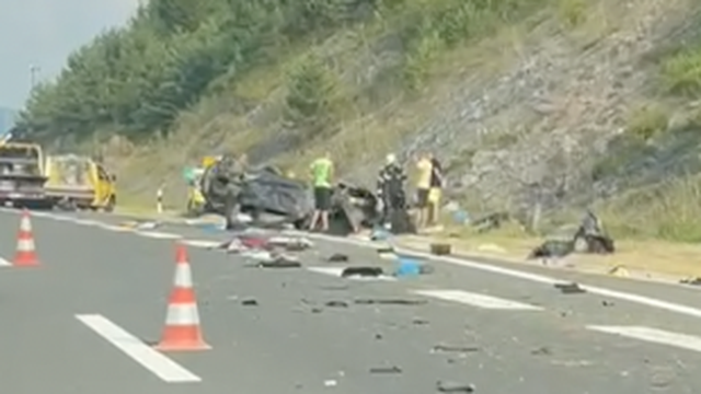 VIDEO Strašna nesreća na A1 kod Otočca: Dijelovi rasuti po cesti, dvoje ljudi je ozlijeđeno