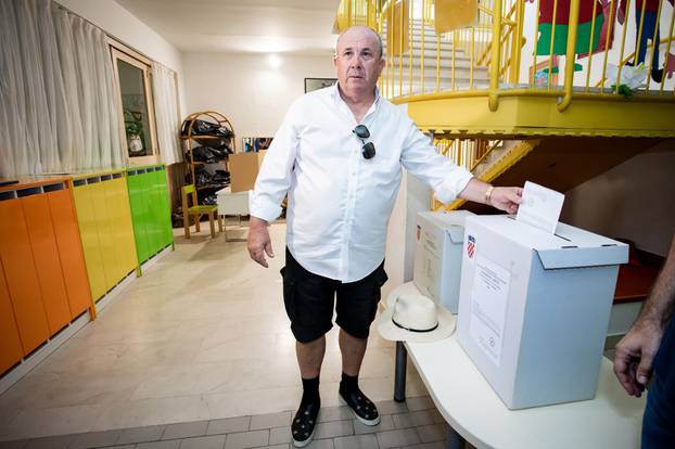Split: &Zcaron;eljko Kerum s obitelji stigao na glasovanje