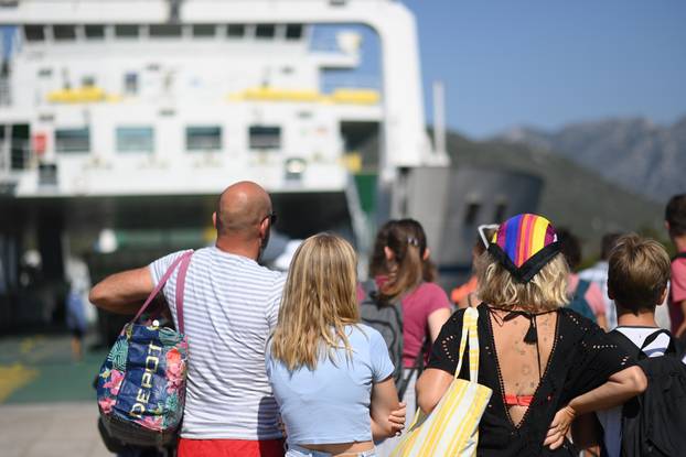 Ploče: Gužva na trajektu za otok Pelješac