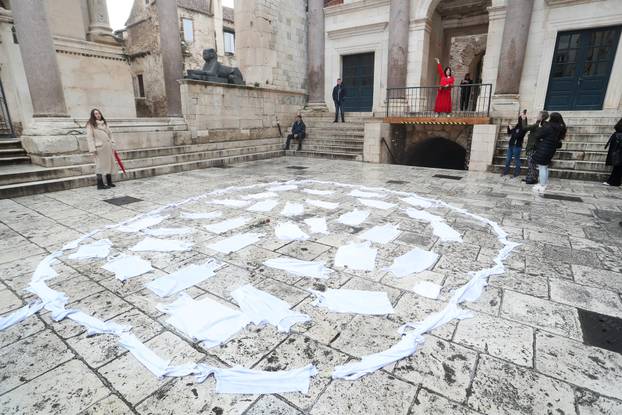 Split: Ana Fridrih Lekić među moliteljima na Peristilu izvela svoj performans