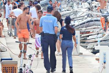 Talijanska policajka u pratnji hrvatskog policajca pazi na red na KorÄuli