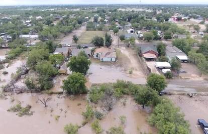 Povlače se poplavne vode iz središnjeg Teksasa, a potraga za žrtvama se nastavlja