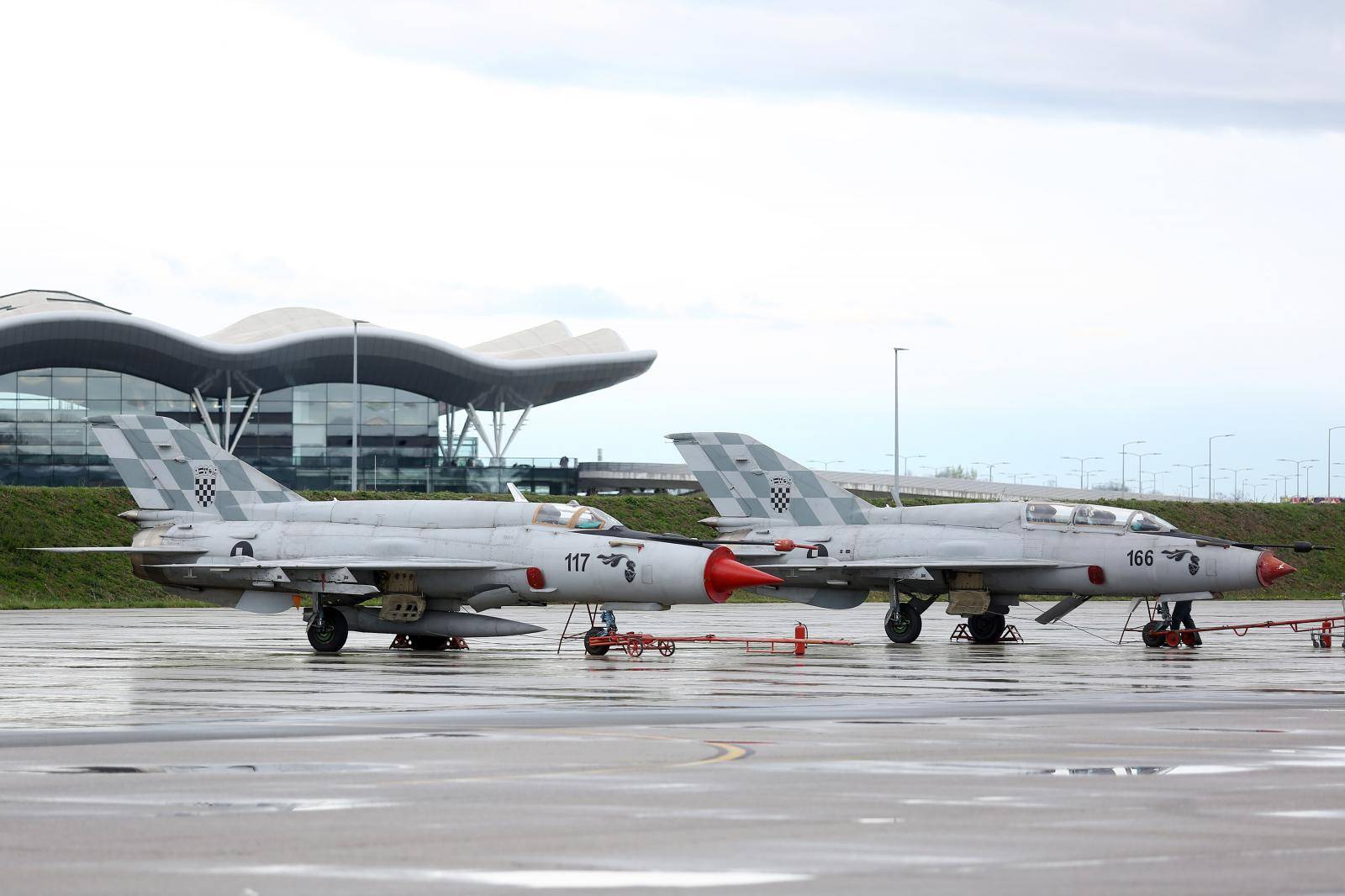 Velika Gorica: AmeriÄki vojni zrakoplovi F-16 sletjeli u vojarnu na Plesu