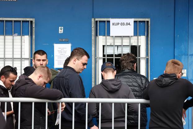 Zagreb: Navijači u dugačkom redu čekaju ulaznice za utakmicu Dinamo - Hajduk