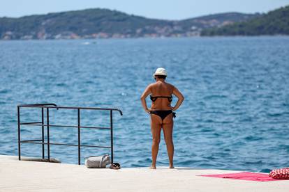 FOTO Đir po Zadru: Na ulicama smeće, turisti se sunčaju na rivi