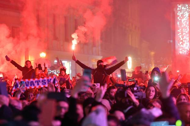 Varaždin: Navijači pjesmom i bakljadom na Kapucinskom trgu dočekali Zlatka Dalića