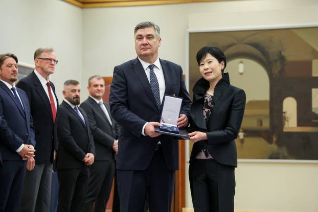 Zagreb: Zoran Milanović uručio odlikovanja i priznanja zaslužnim pojedincima i organizacijama iz područja kulture, znanosti, sporta i gospodarstva