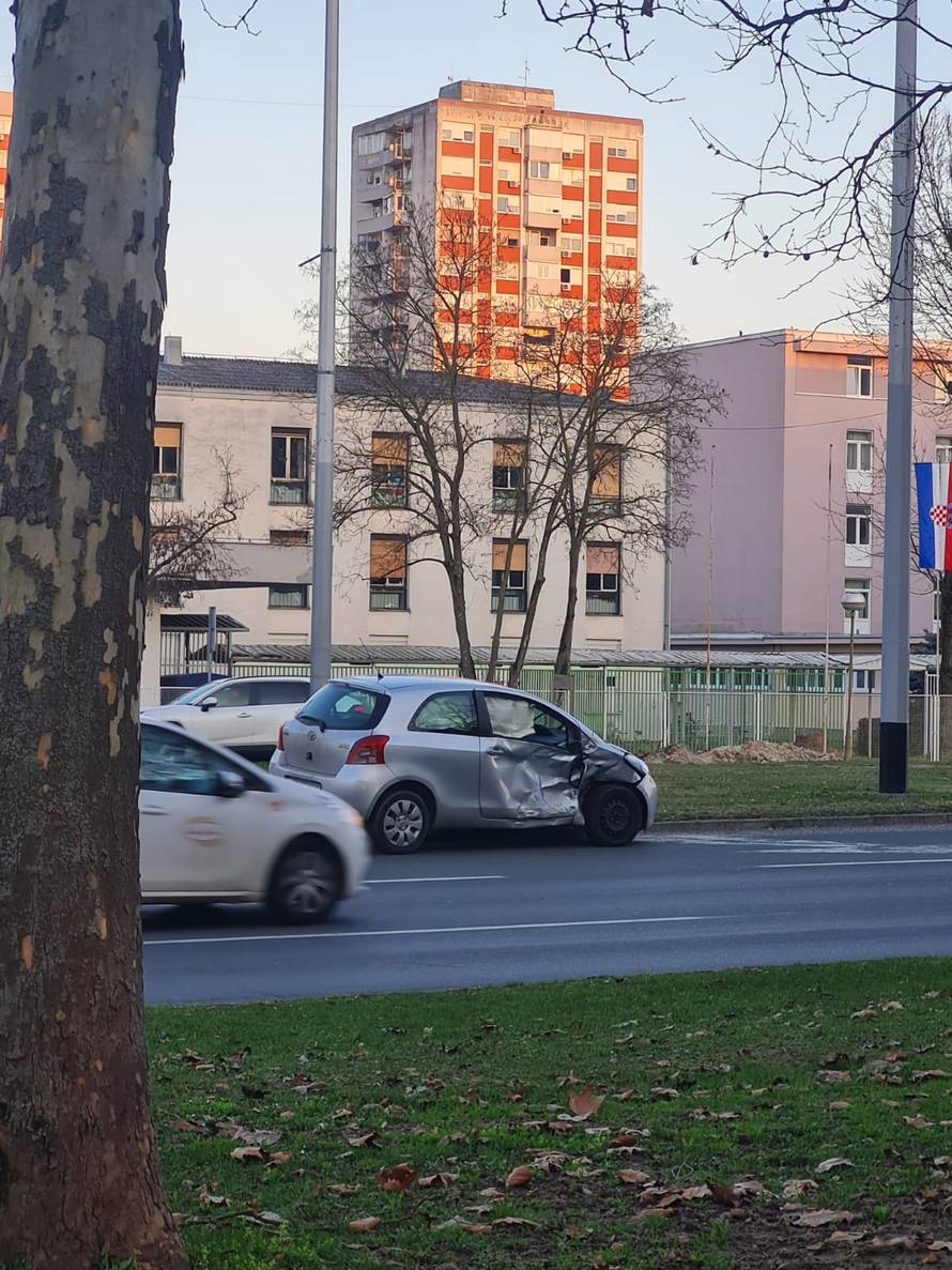 FOTO Krš i lom u Zagrebu: Sudar dva auta, dvoje ljudi u bolnici