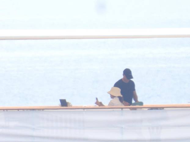 Korčula: Jeff Bezos i Lauren Sanchez odmaraju na palubi svoje jahte Koru