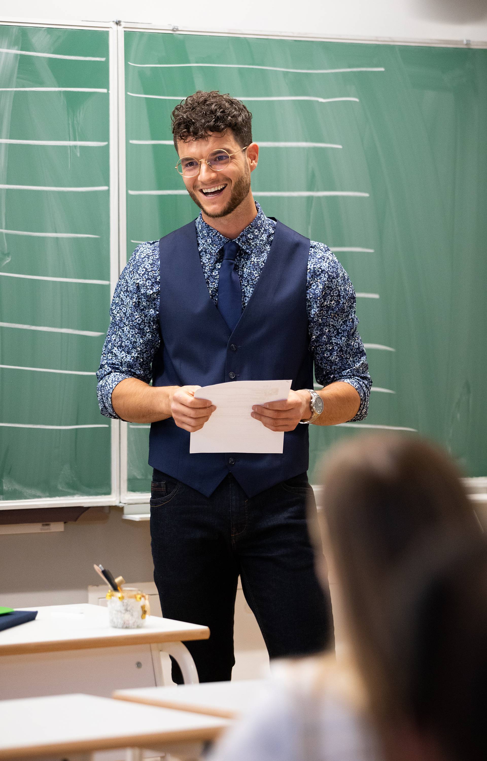 'Savršeni' dobio ružu od svojih studenata: 'Dokazali ste da nisu svi znanstvenici kao Sheldon!'