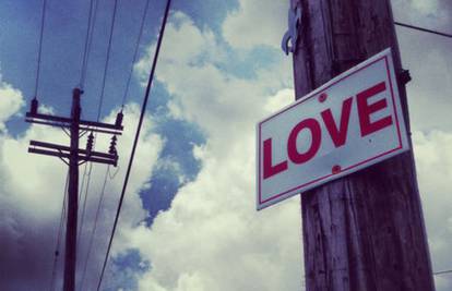 Po cijelom gradu su objesili znakove s natpisom 'Ljubav'