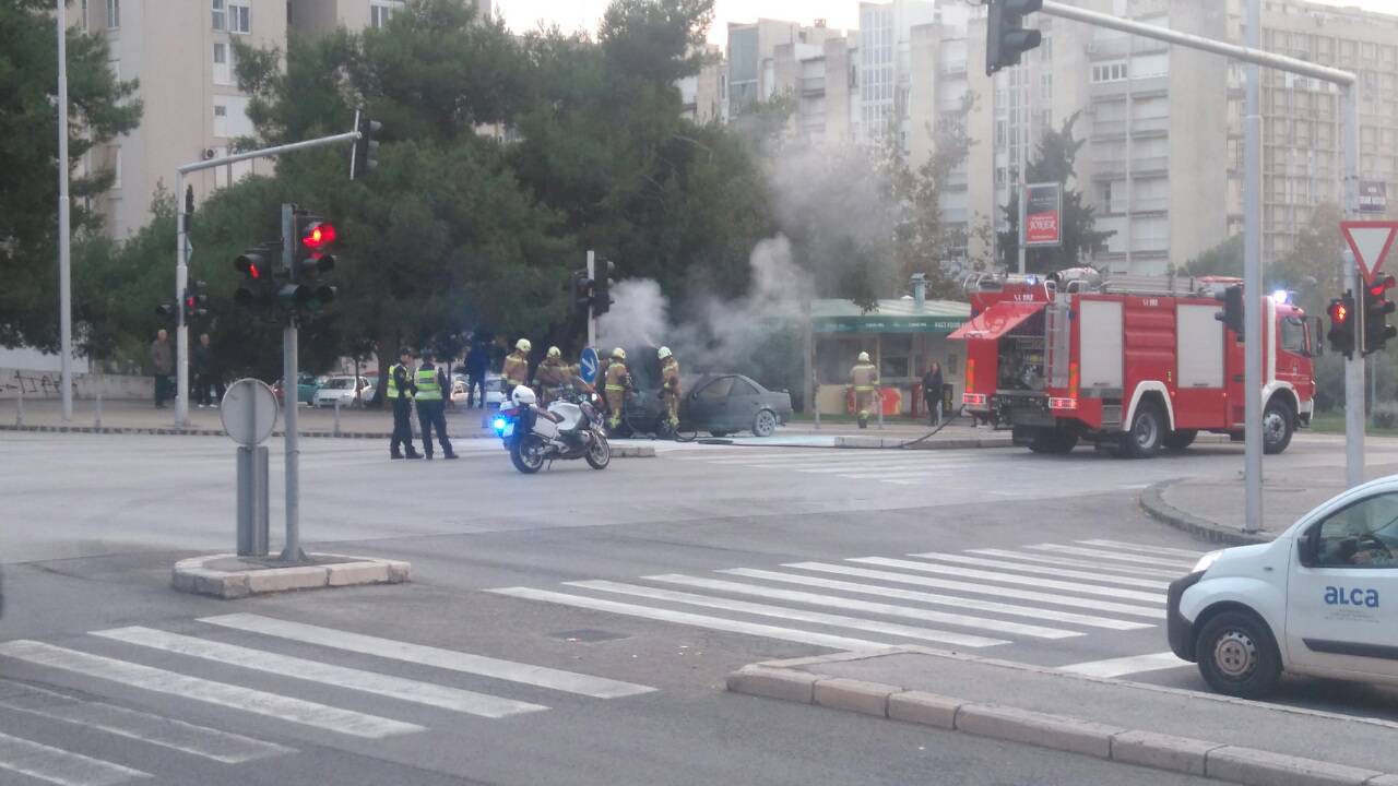 Auto se zapalio na semaforu blizu Poljuda, nema ozlijeđenih