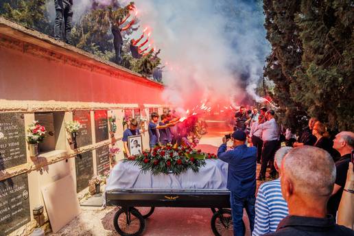 FOTO Legendu Hajduka ispratili na vje&ccaron;ni po&ccaron;inak uz pjesmu: 'Kad umrem umotan u bilo...'