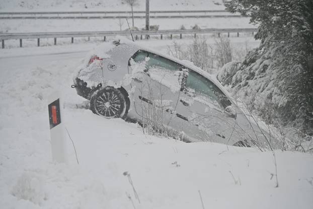 Nanosi snijega na autocesti A1 prema Dubrovniku