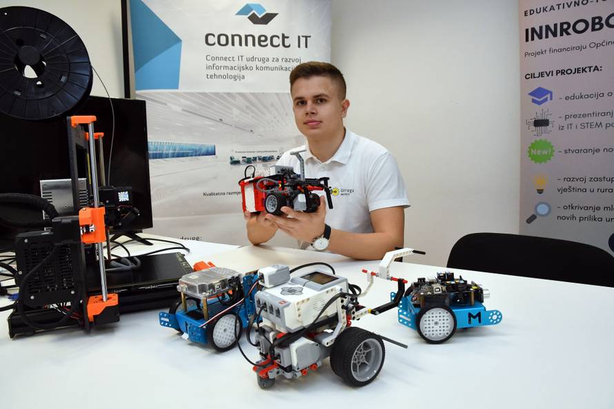 Slavonski Brod -  Šesnaestogodišnji genijalac Roko Lukenda iz Slavonskog Broda uspješan je informatičar i robotičar.