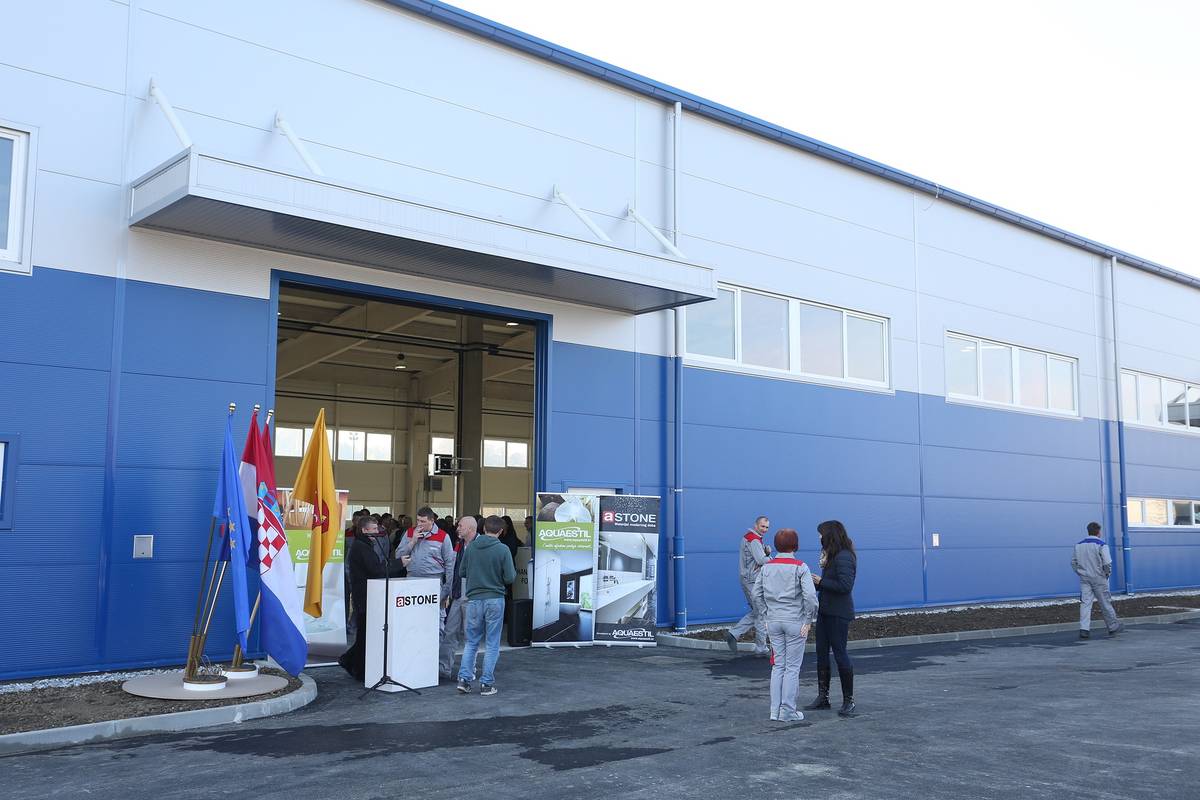 U pogonu u Ozlju gori stroj, požar lokalizirali vatrogasci