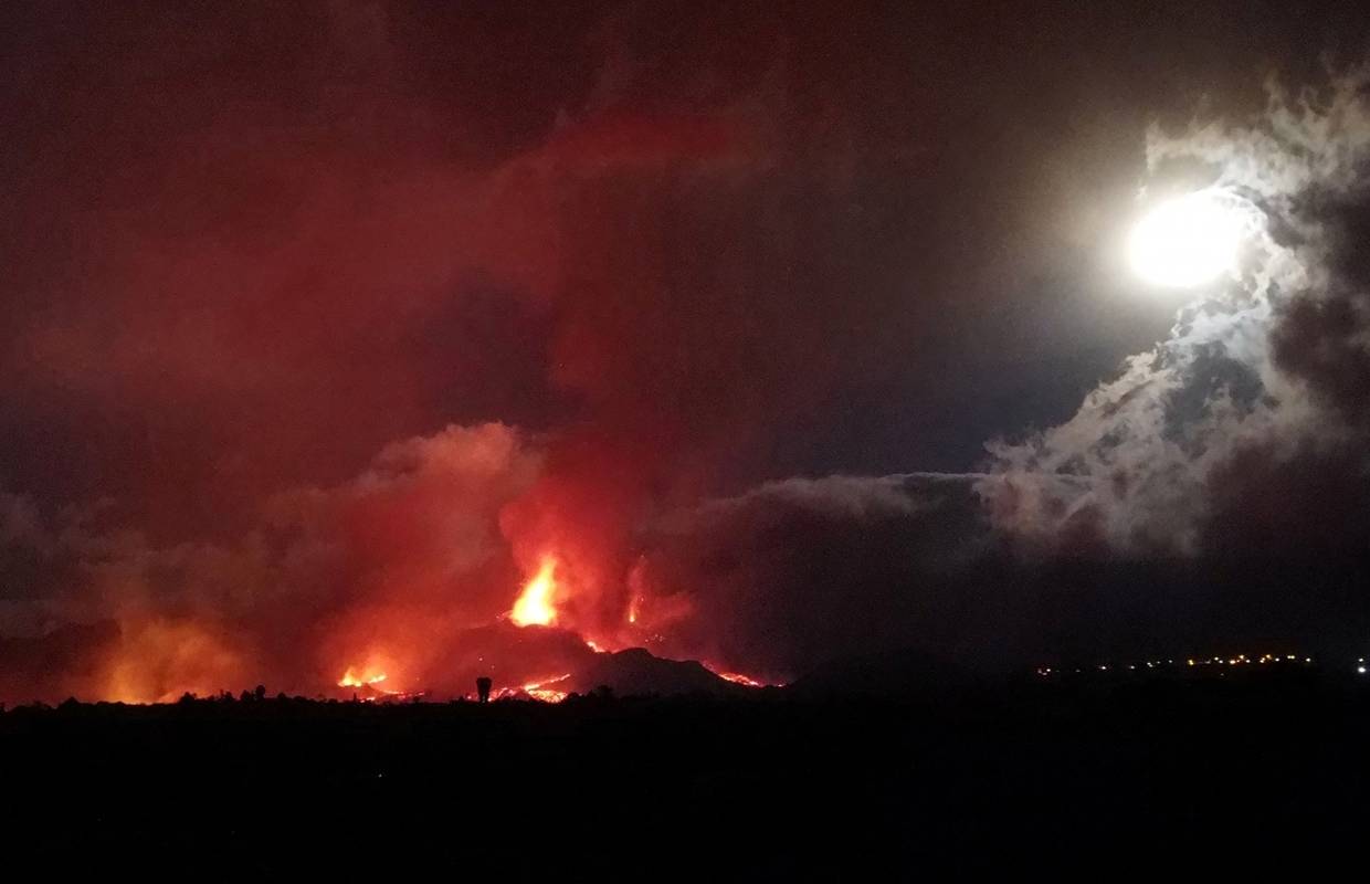 Vulkan na Kanarima još prijeti: Izbacuje lavu, morali evakuirati još ljudi, strahuju od eksplozija