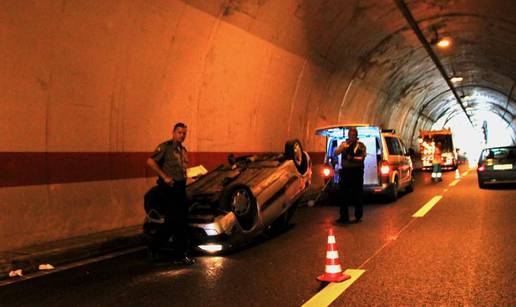 Prevrnula se autom na krov i strugala kroz tunel