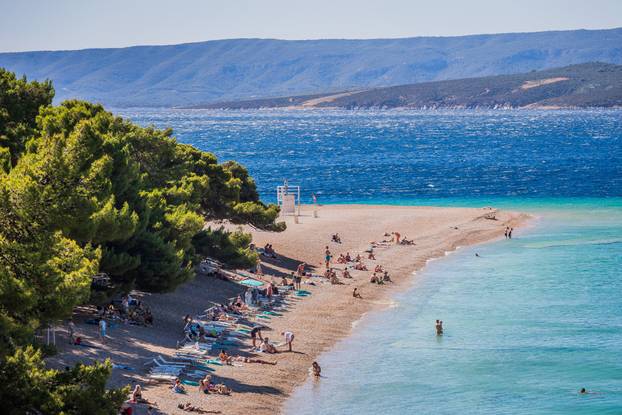Olujna bura i jutro na plaži Zlatni rat