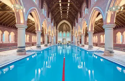 Unutar crkve otvorili luksuzan bazen! Ispovjedaonica je sada sauna, a pogledajte teretanu...