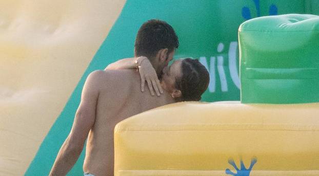 ARHIVA - Novak i Jelena Đoković  razmjenjivali nježnosti i zabavljali se s djecom u Dubrovniku