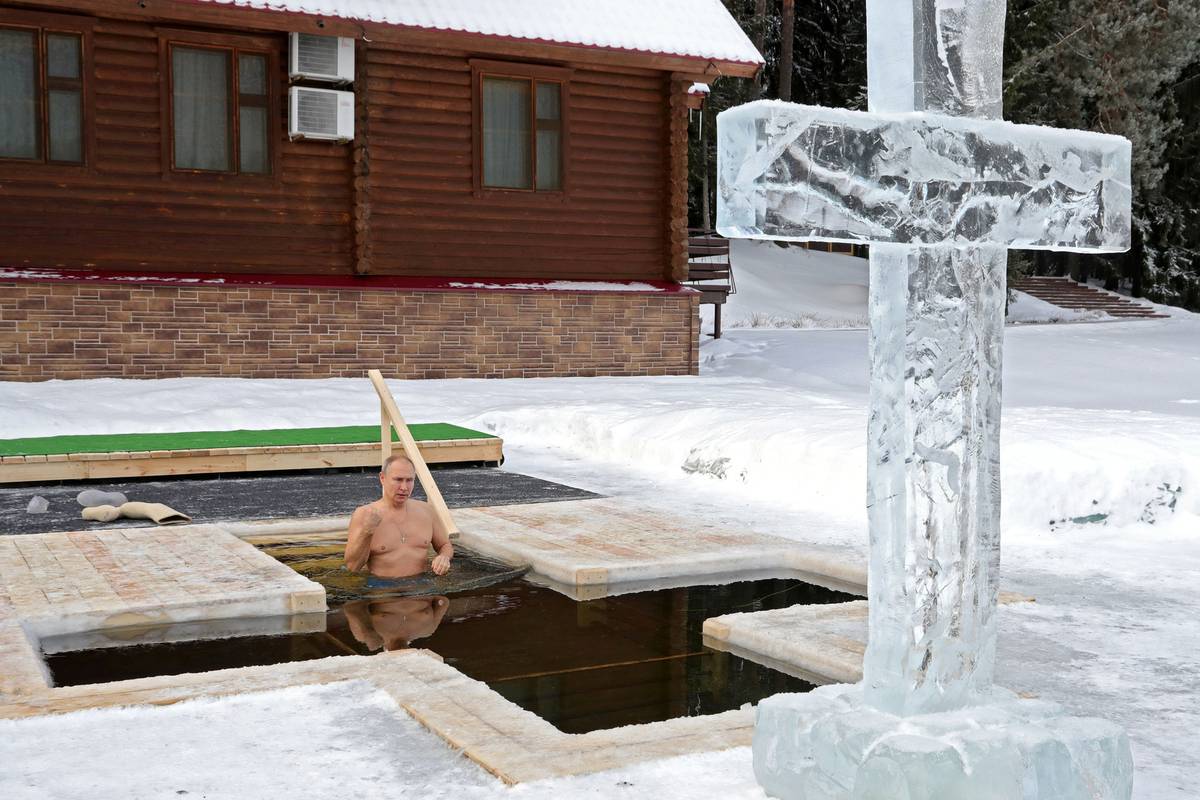 Vladimir Putin se okupao u zaleđenom jezeru na -20 °C