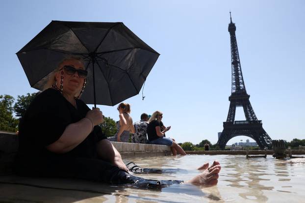 Early heatwave hits France