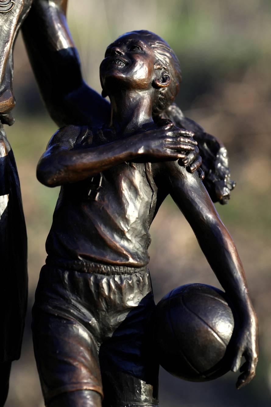 Los Angeles sculptor Dan Medina has honored the anniversary of the deaths of Kobe and Gigi Bryant
