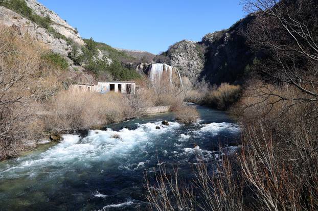 Knin: Slap Kr?i?, poznatiji kao Topoljski buk ili Veliki buk ukrašen dugom