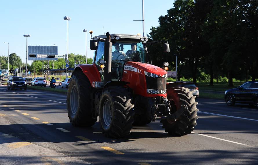 24sata Rugvica: Maturant iz Ježeva, traktorom do Građevinske škole na maturalnu večer
