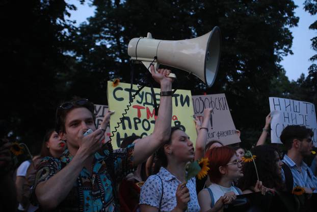 Beograd: Tisuće građana na ulicama na prosvjedu pod nazivom "Srbija protiv nasilja"