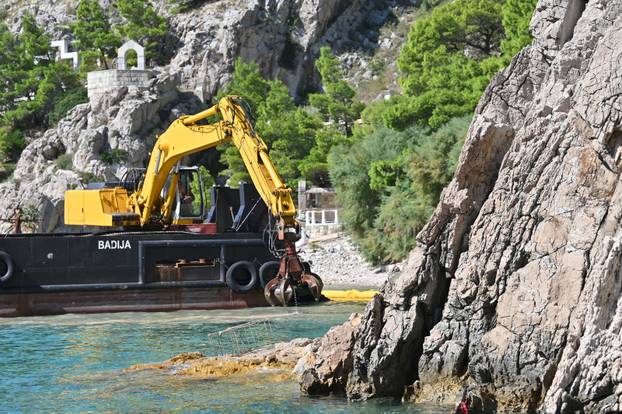 Nastavlja se rušenje bespravno izgrađenih objekata u uvali Vruja